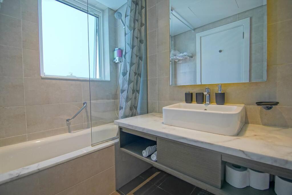 Luxury Hotel Apartment With A Canal View Dubai Exterior foto